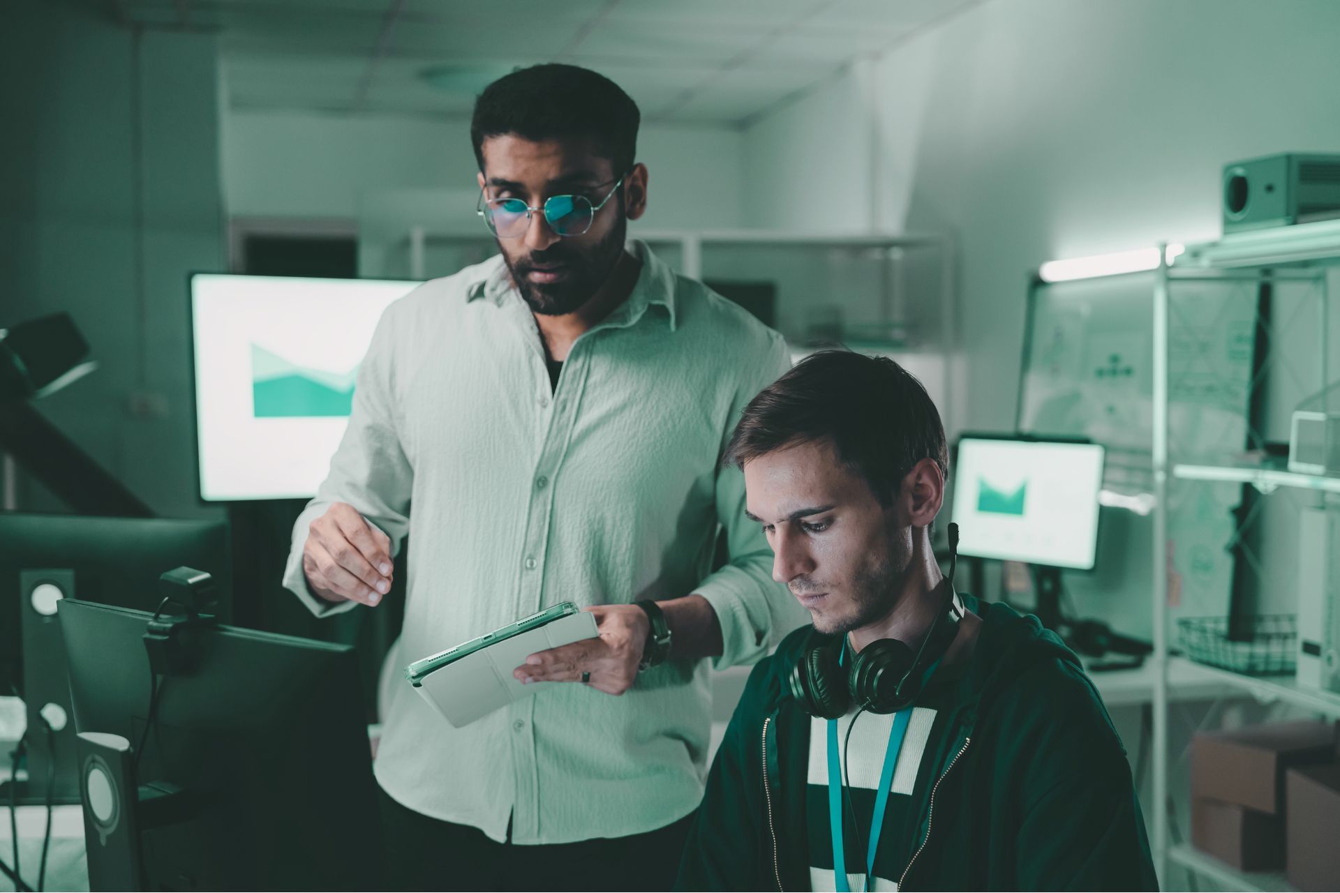 Darstellung von Systemarchitekt, Softwarearchitekt und Systems Engineering im Entwicklungsprozess eines technischen Systems.